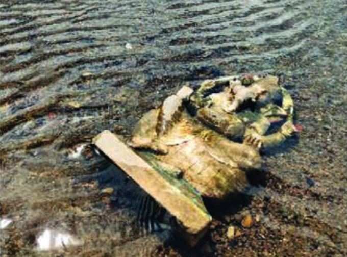 નદીમાં વિસર્જનની મનાઈ હોવાથી લોકો ફુટપાથ પર મૂકી જાય છે મૂર્તિ